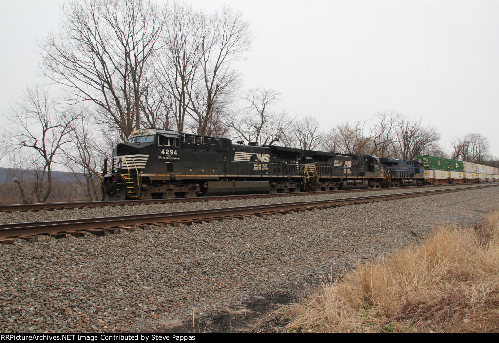 NS 4294 takes train 25Z west